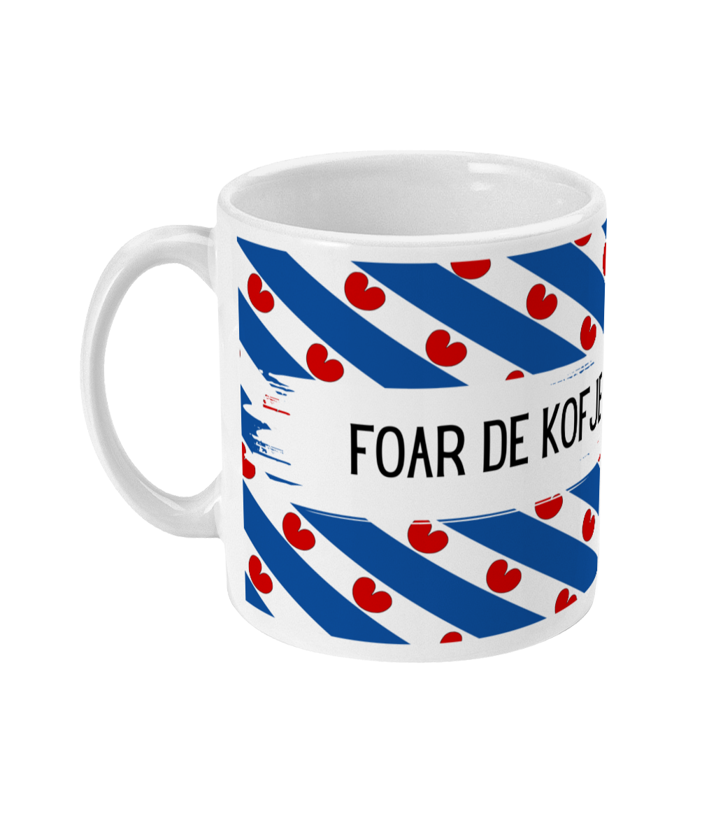 Witte mok met  tekst Foar de kofje net eamelje