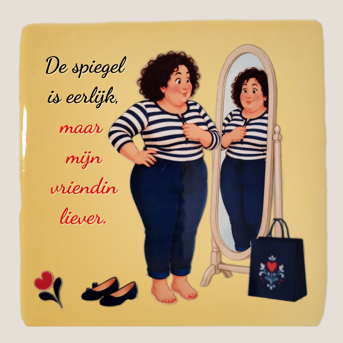Keramisch tegeltje met UV-DTF reliëfsticker van Tryntsje uit De Dametjes van Fryslân met de quote 'De spiegel is eerlijk, maar mijn vriendin liever'.