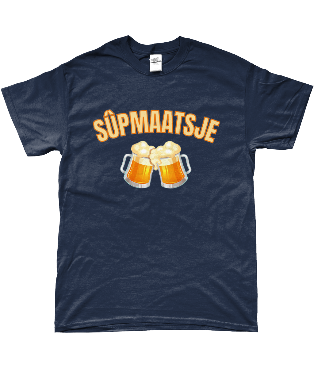 T-shirt met Friese tekst “Sûpmaatsje” en afbeelding van twee bierpullen.