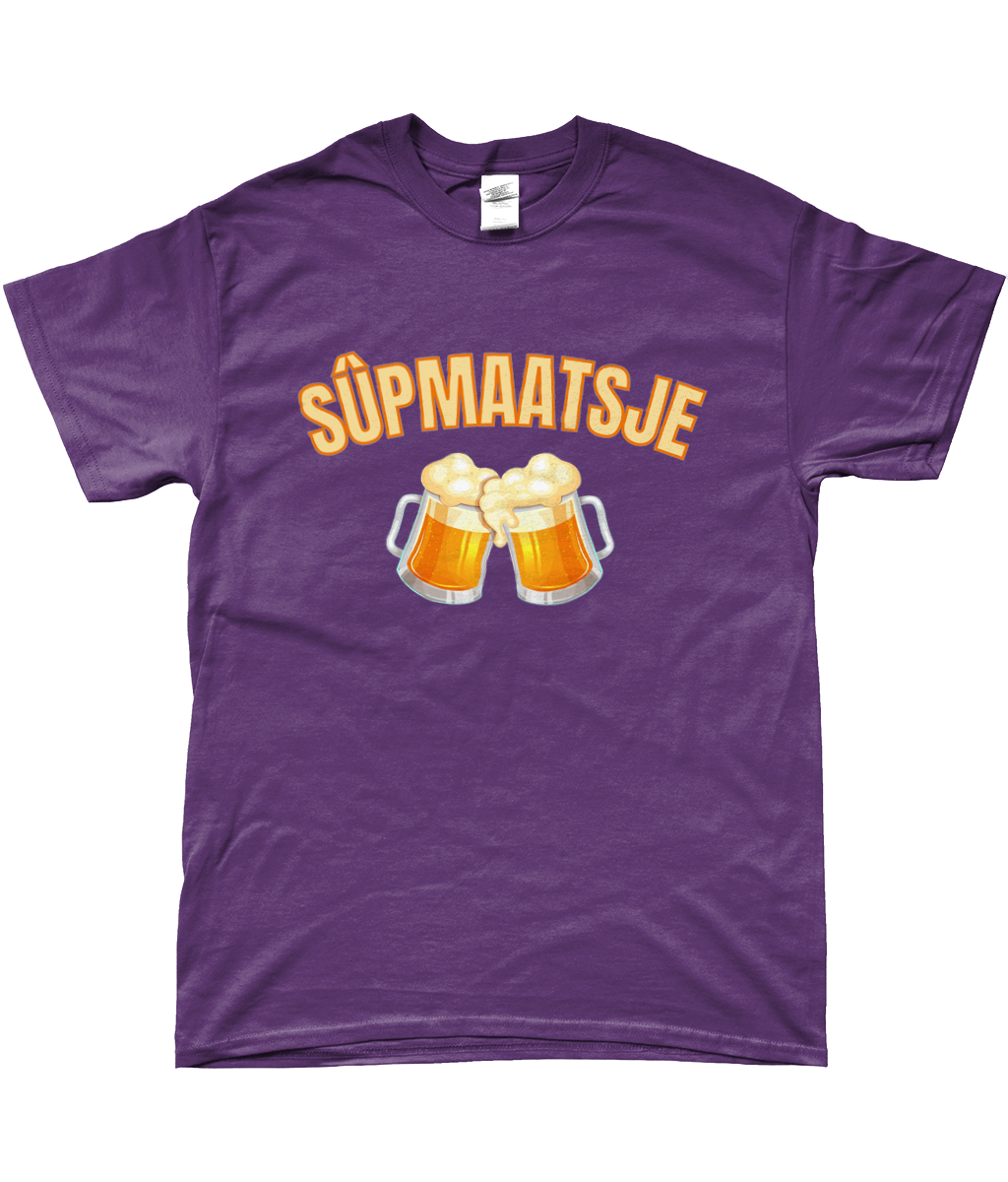 T-shirt met Friese tekst “Sûpmaatsje” en afbeelding van twee bierpullen.