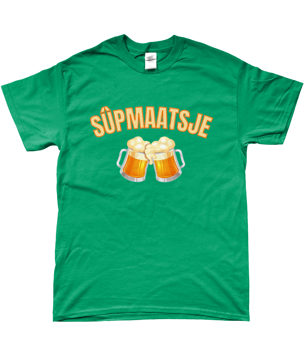 T-shirt met Friese tekst “Sûpmaatsje” en afbeelding van twee bierpullen.