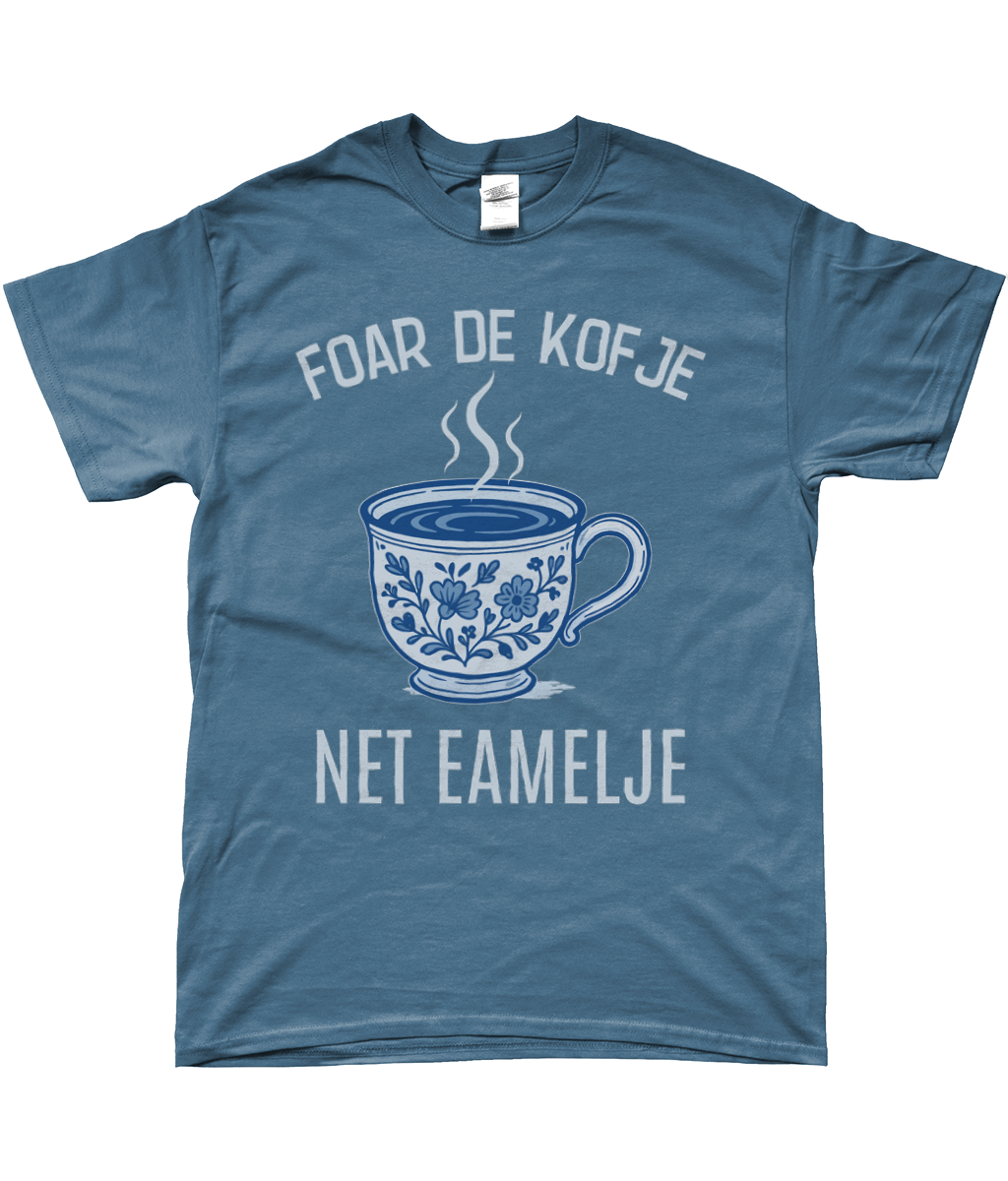 Fries T-shirt lichtblauw met tekst Foar de kofje net eamelje en blauwe koffie mok