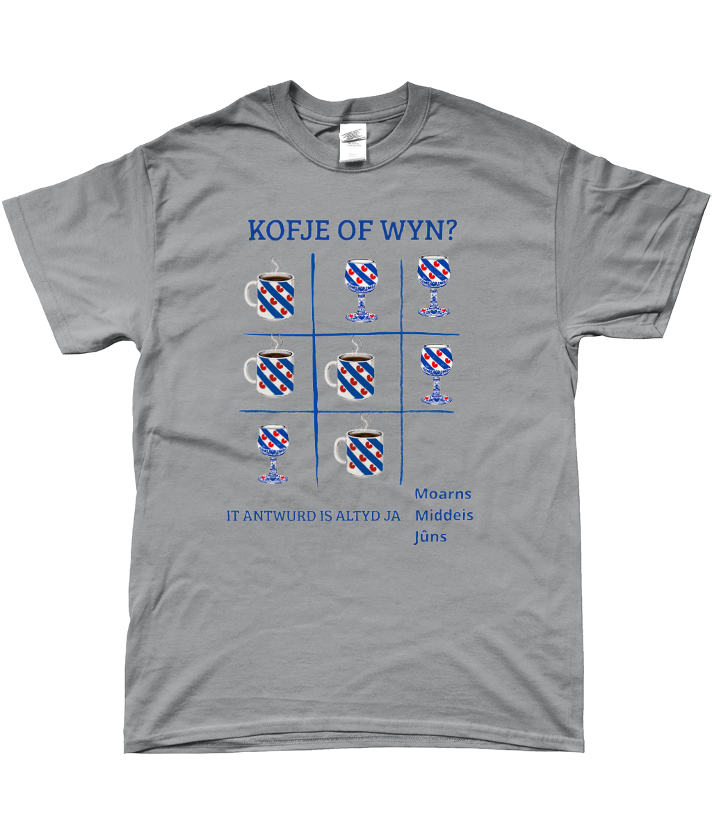 Licht T-shirt met donkerblauwe tekst Kofje of Wyn en Friese koffiemokken en wijnglazen design