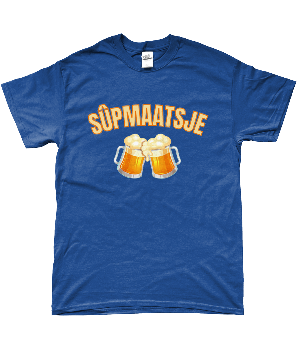 T-shirt met Friese tekst “Sûpmaatsje” en afbeelding van twee bierpullen.
