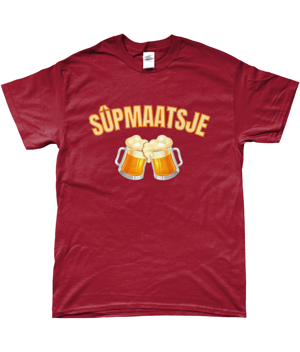 T-shirt met Friese tekst “Sûpmaatsje” en afbeelding van twee bierpullen.