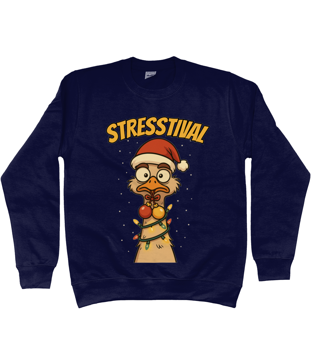 Donkerblauwe sweater met grappige struisvogel met kerstmuts, kerstlampjes en tekst “Stresstival”.