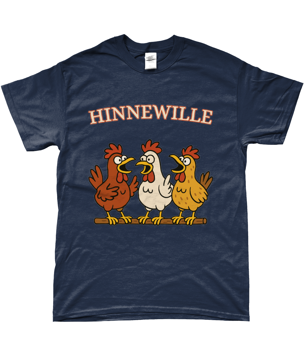 T-shirt met de tekst Hinnewille en drie kakelende kippen op een stok.