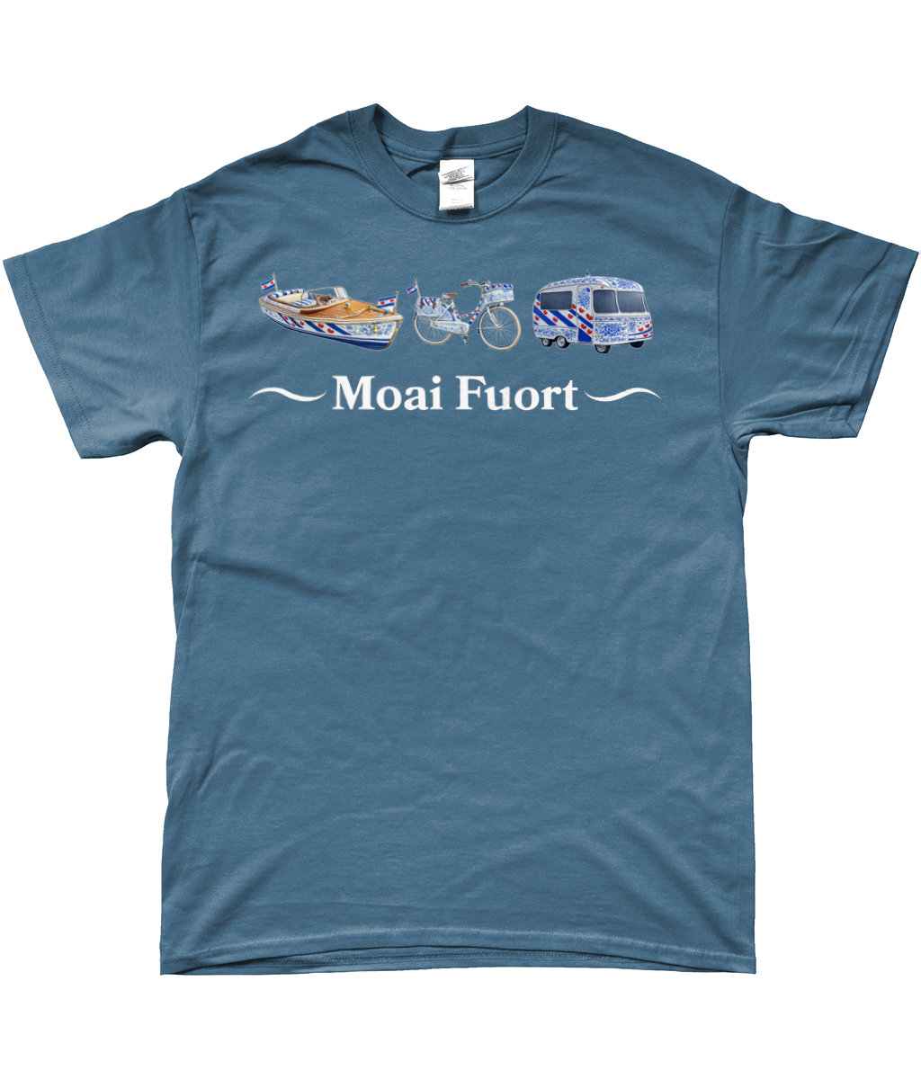Front SideT-shirt met Friese illustraties van boot, fiets en caravan en de tekst Moai Fuort in wit.