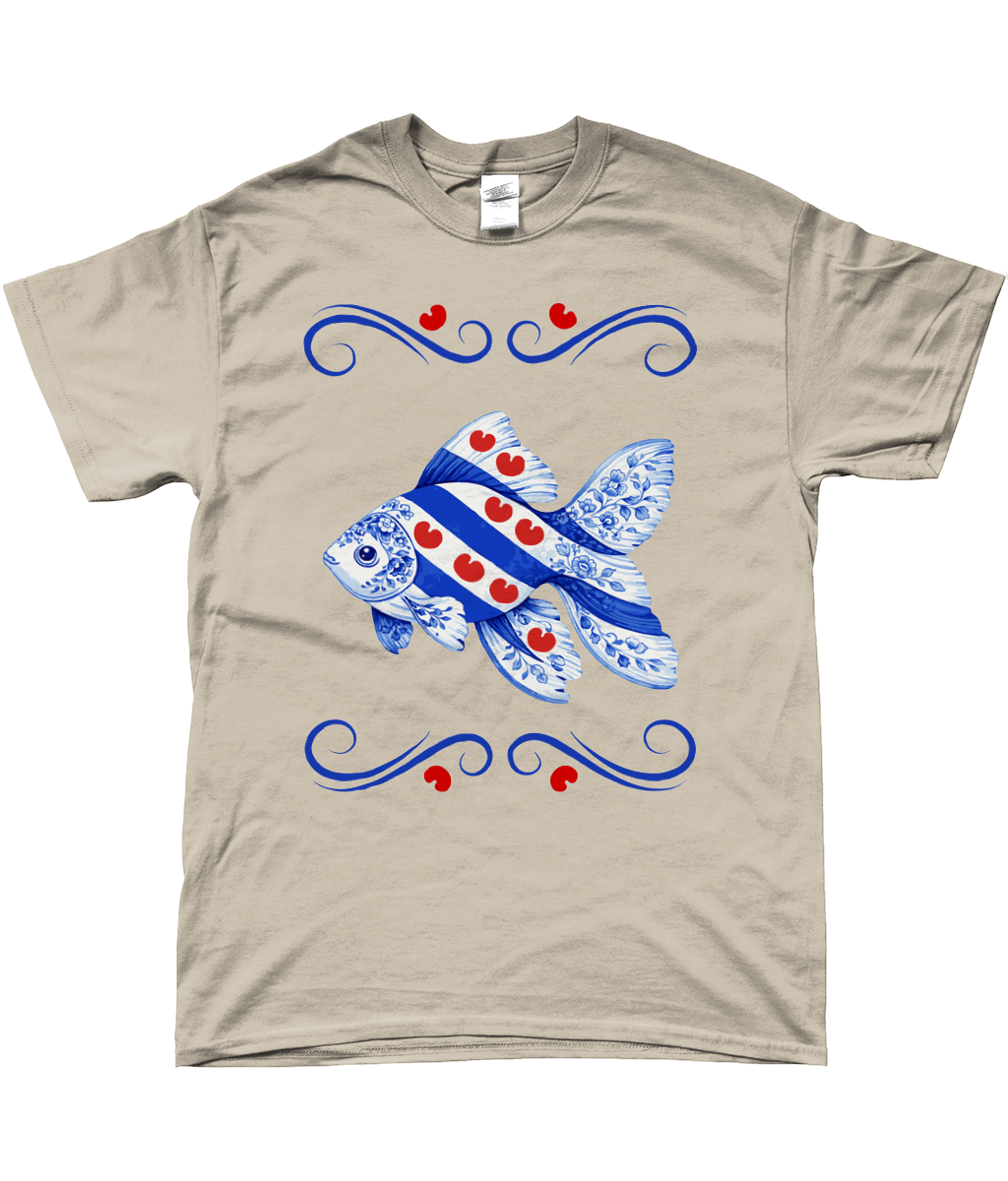 T-shirt met Friese goudvis in Friese vlag en Delftsblauw stijl met rode pompeblêden en sierlijke blauwe krullen.