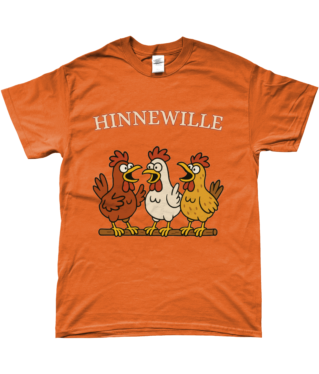T-shirt met de tekst Hinnewille en drie kakelende kippen op een stok.