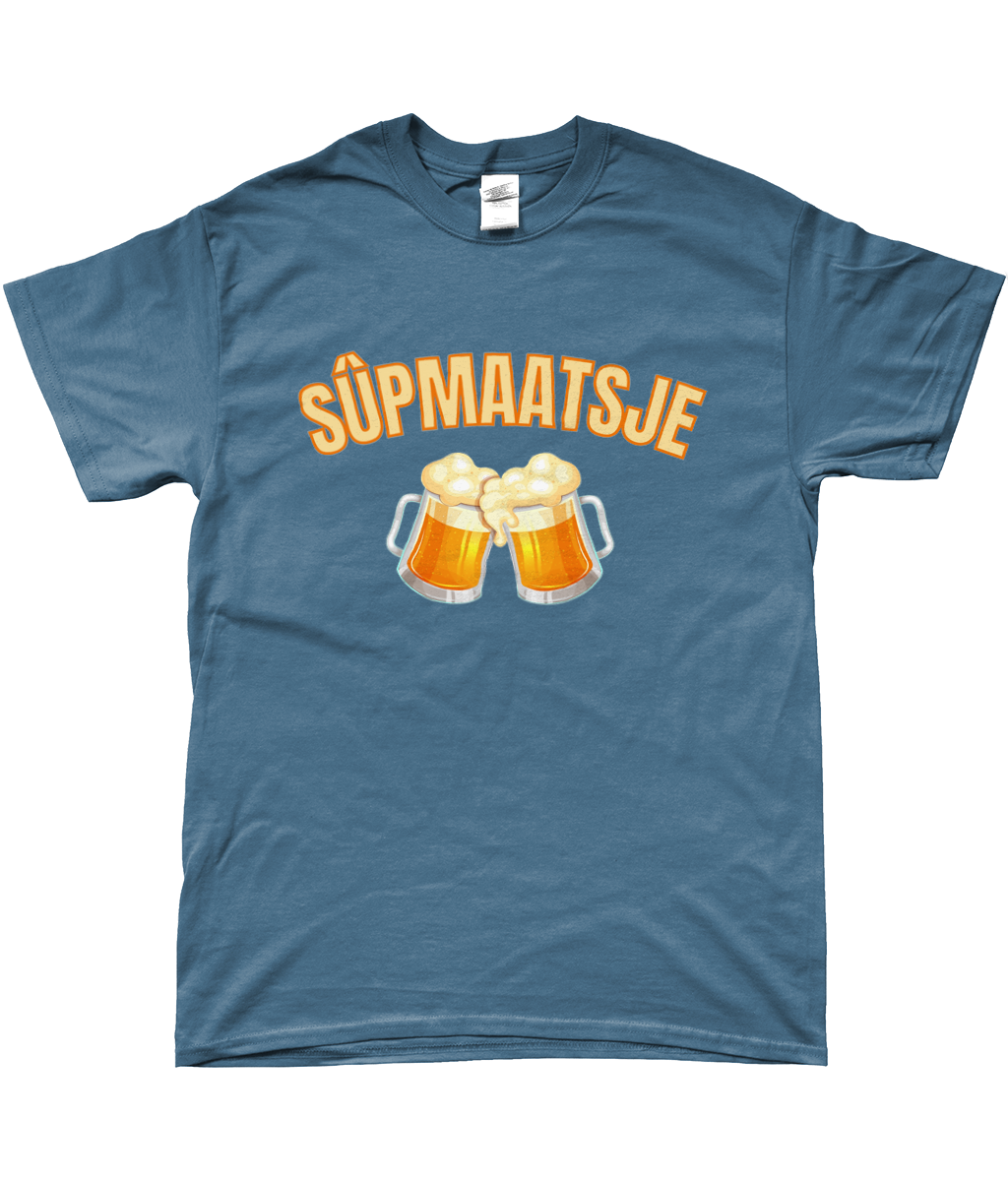 T-shirt met Friese tekst “Sûpmaatsje” en afbeelding van twee bierpullen.