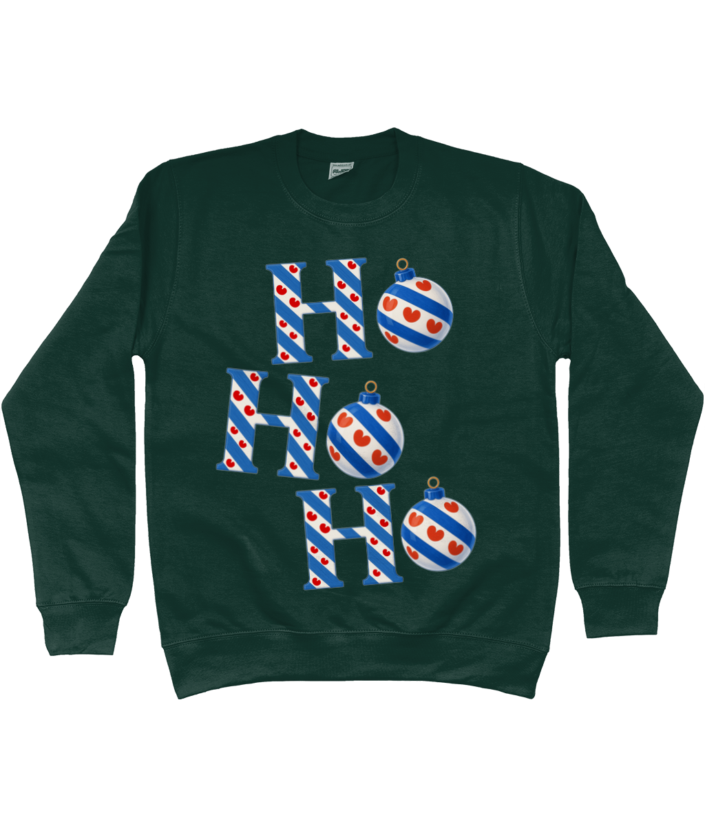 Friese kersttrui met de tekst “Ho Ho Ho” in Friese vlagstijl en kerstballen met pompeblêden, ontworpen door FrieseCreaties.nl