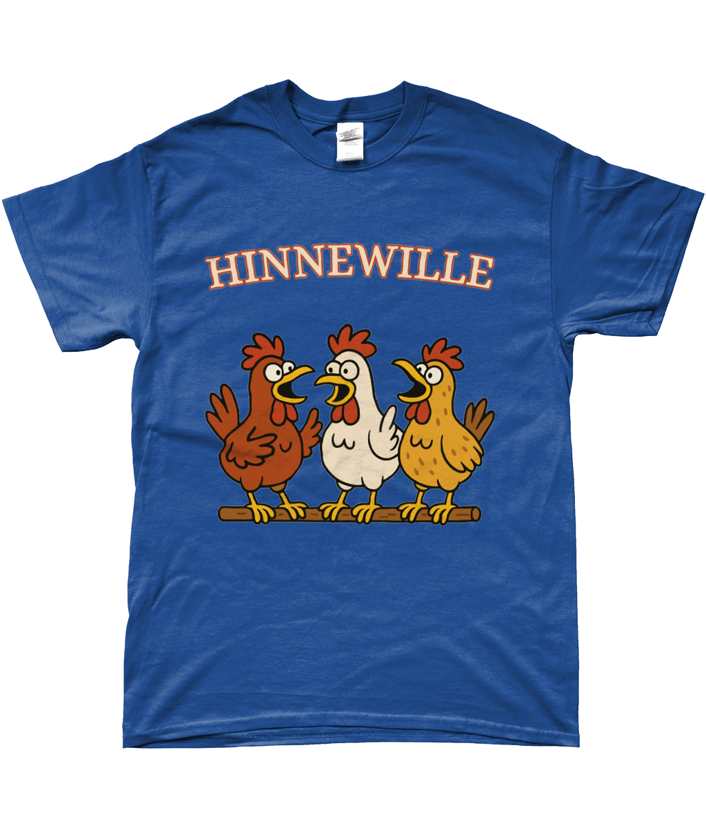 T-shirt met de tekst Hinnewille en drie kakelende kippen op een stok.