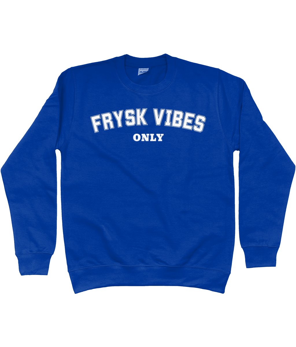 Blauwe sweater met opdruk FRYSK VIBES ONLY in witte varsity-letters, Friese college-stijl