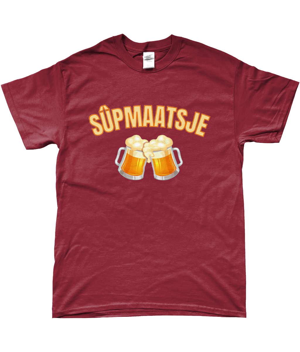 T-shirt met Friese tekst “Sûpmaatsje” en afbeelding van twee bierpullen.