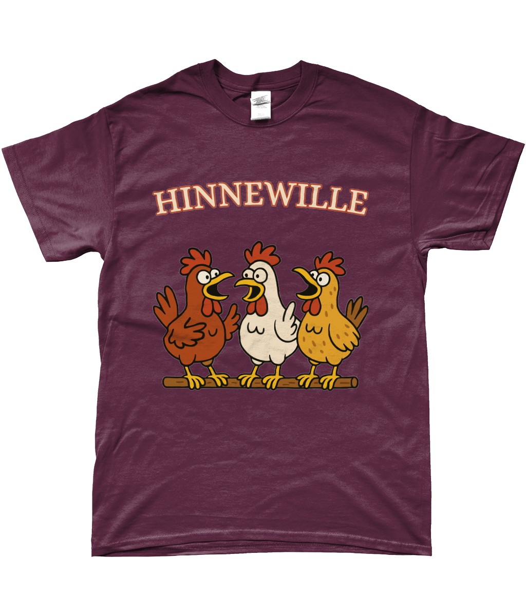 T-shirt met de tekst Hinnewille en drie kakelende kippen op een stok.