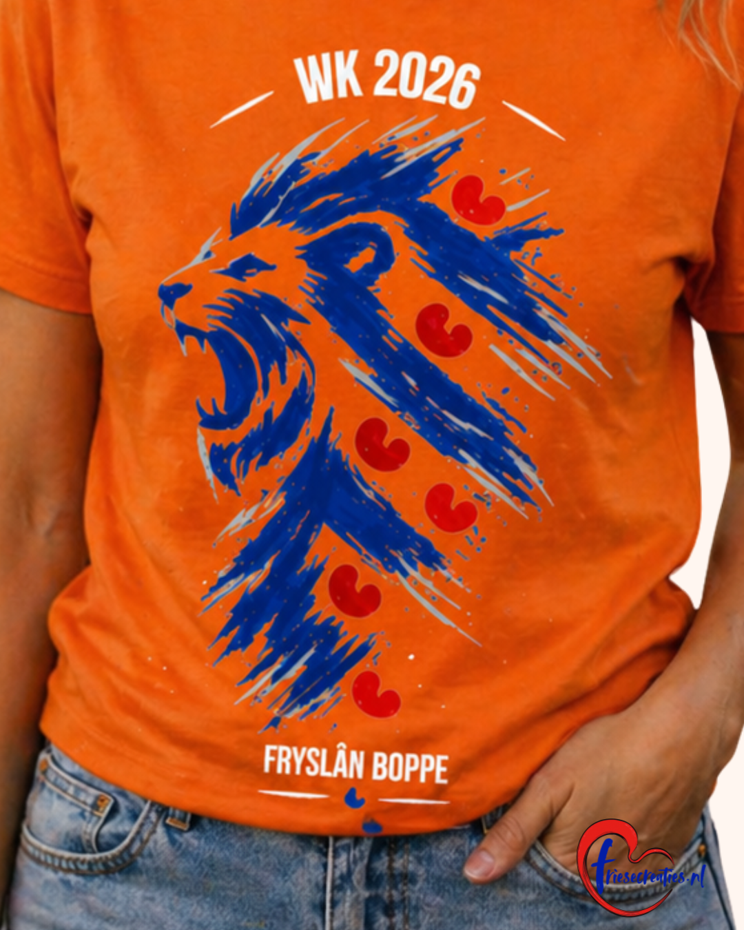 Detail van leeuw print op oranje WK T-shirt met Friese vlag elementen en rode pompeblêden