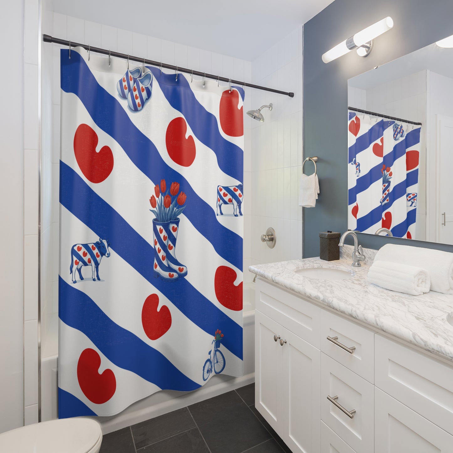 Fries Douchegordijn – Friese vlag stijl met koe, klompen en pompeblêden