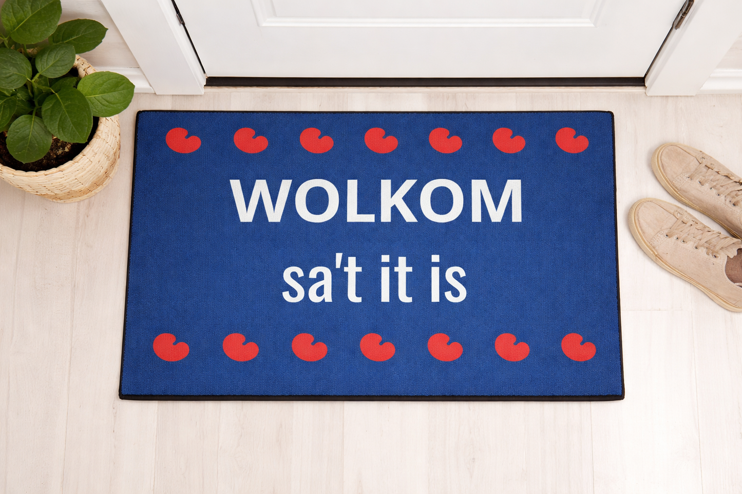 Friese deurmat met blauwe achtergrond, witte tekst “Wolkom, sa’t it is” en rode pompeblêdjes