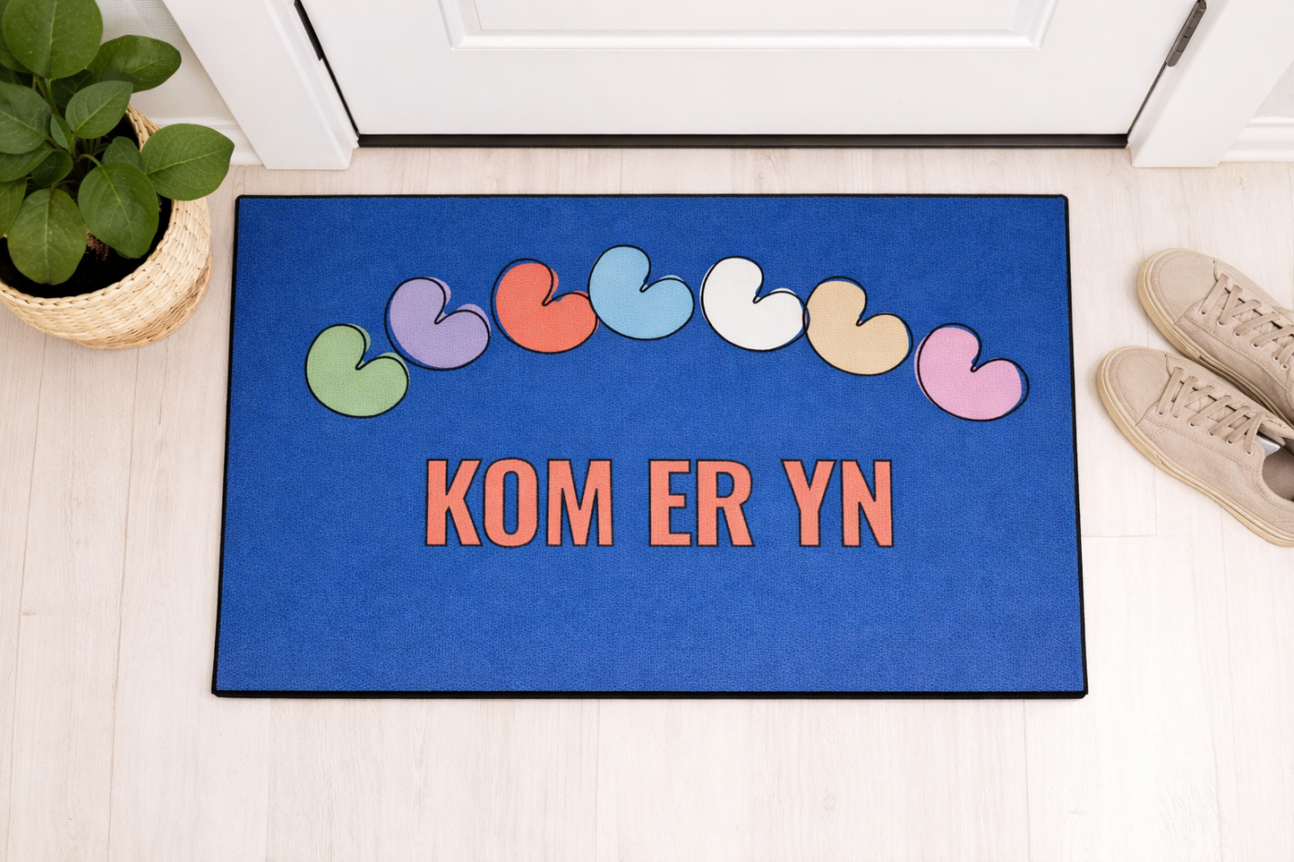 Deurmat “Kom er yn” – Fries design met kleurrijke pompeblêdjes