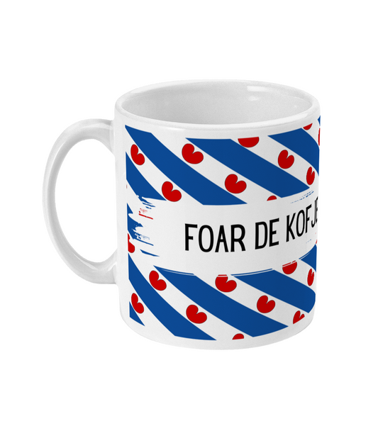 Witte mok met  tekst Foar de kofje net eamelje