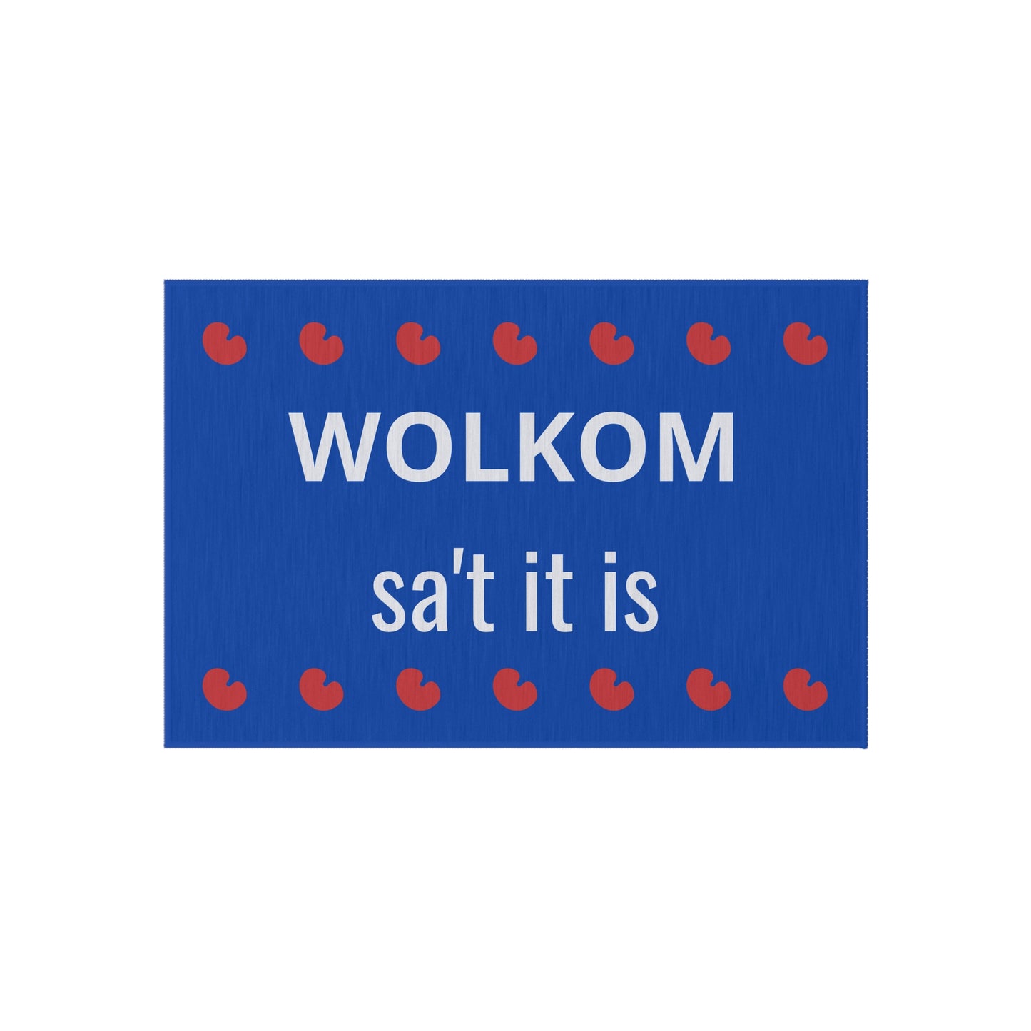 Friese deurmat met blauwe achtergrond, witte tekst “Wolkom, sa’t it is” en rode pompeblêdjes