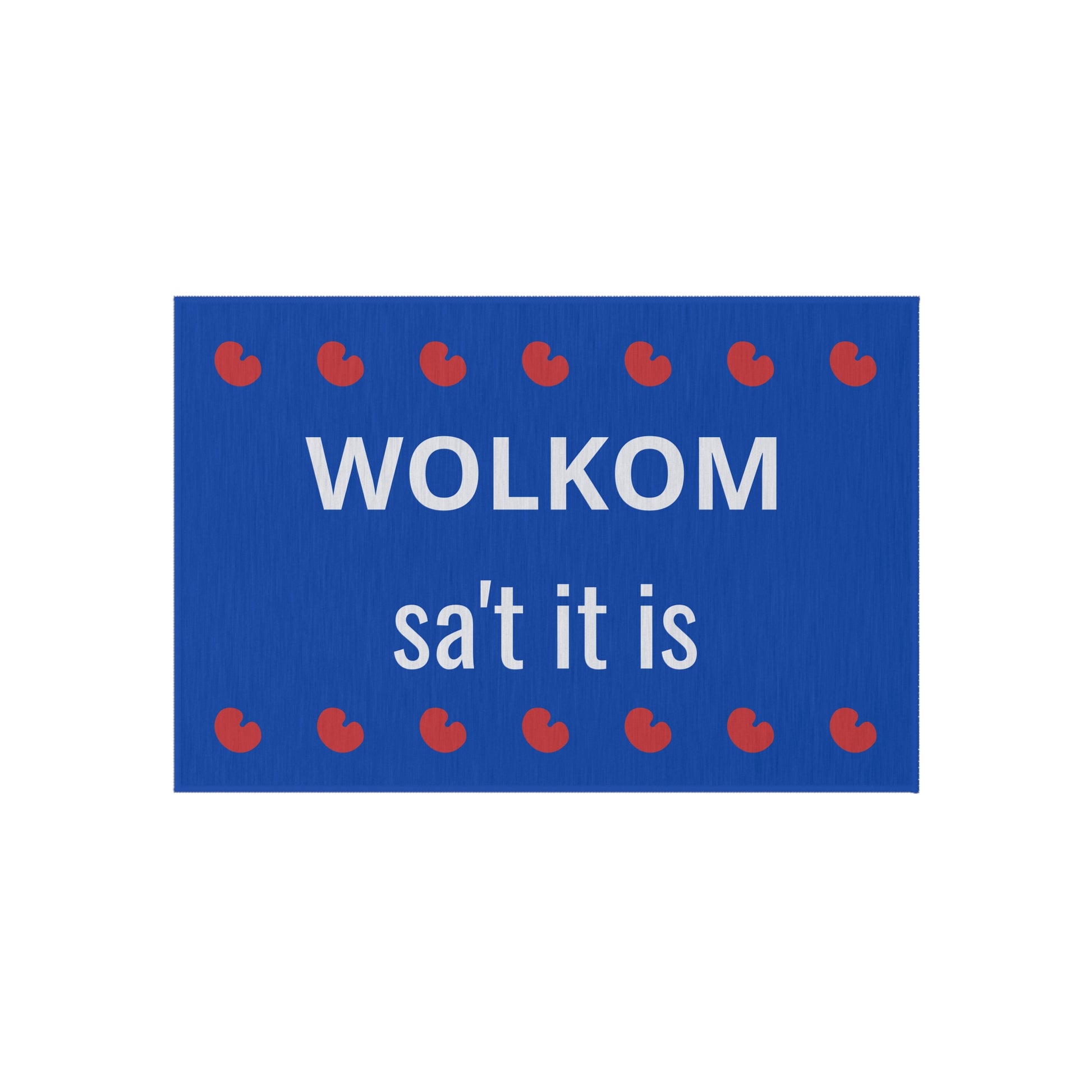 Friese deurmat met blauwe achtergrond, witte tekst “Wolkom, sa’t it is” en rode pompeblêdjes