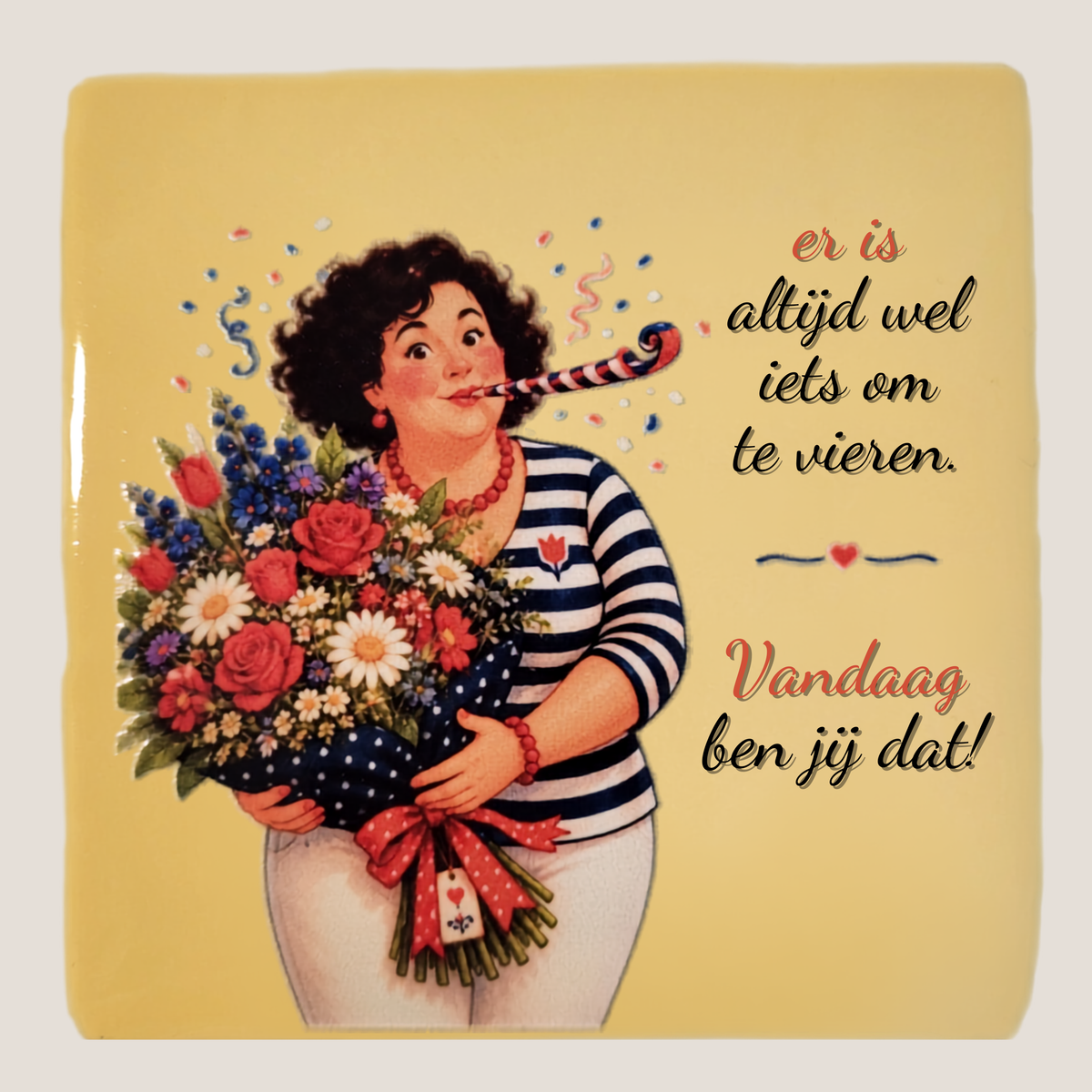 Crème felicitatietegeltje met Amarins, grote bos bloemen en confetti en de tekst Er is altijd wel iets om te vieren Vandaag ben jij dat