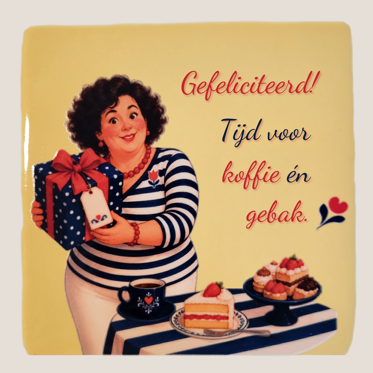 Crème felicitatietegeltje met Amarins, cadeautje, koffie en gebak en de tekst Gefeliciteerd Tijd voor koffie én gebak