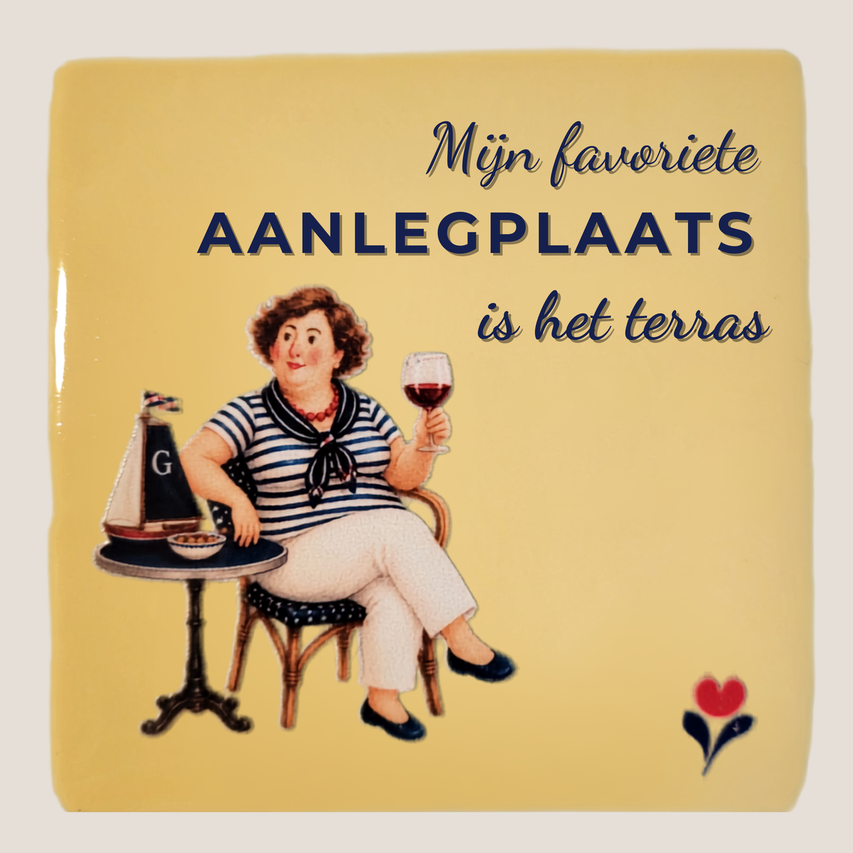 Crème tegeltje met Amarins op een terras met skûtsje en drankje en de tekst Mijn favoriete aanlegplaats is het terras