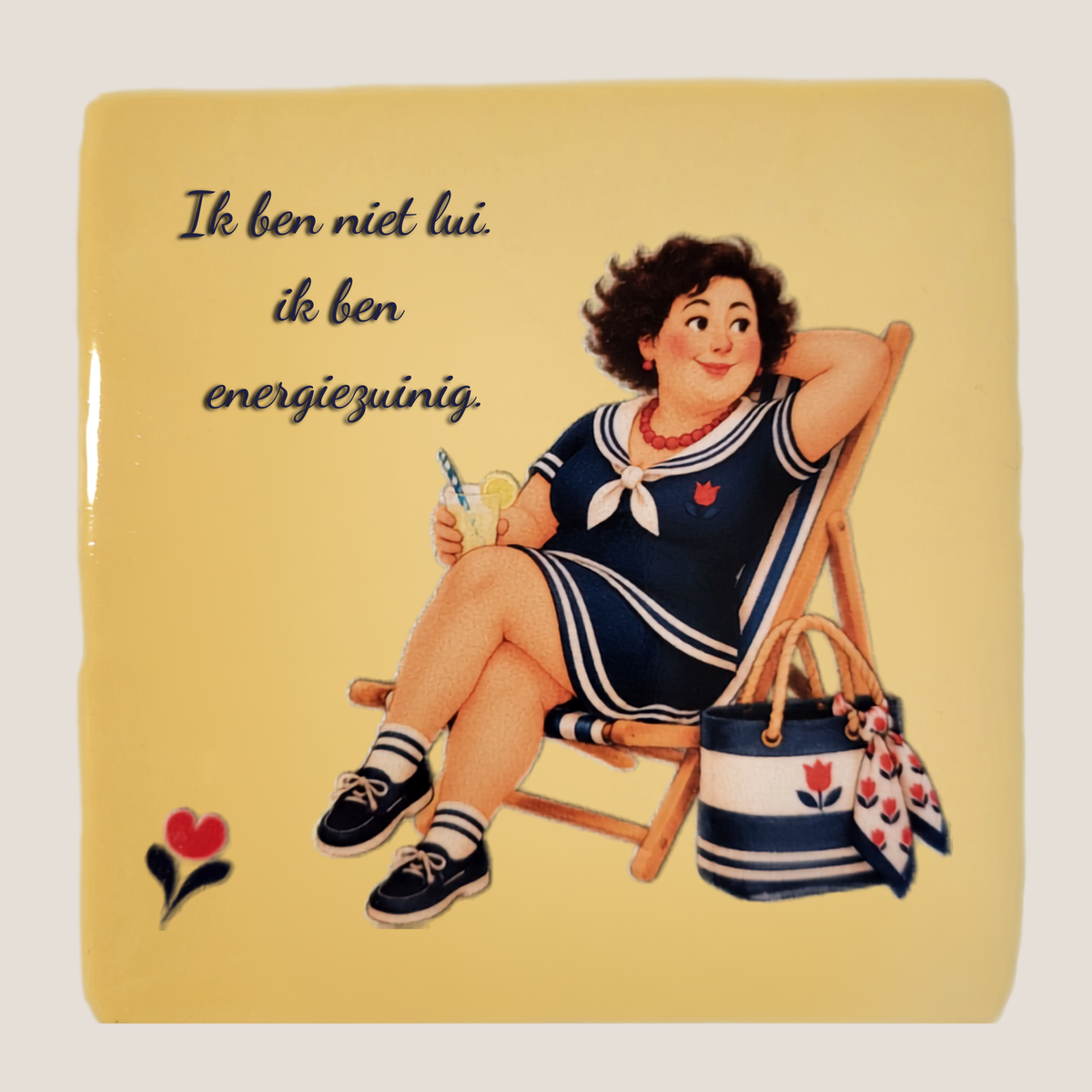 Crème tegeltje met Amarins ontspannen in een stoel en de quote Ik ben niet lui ik ben energiezuinig