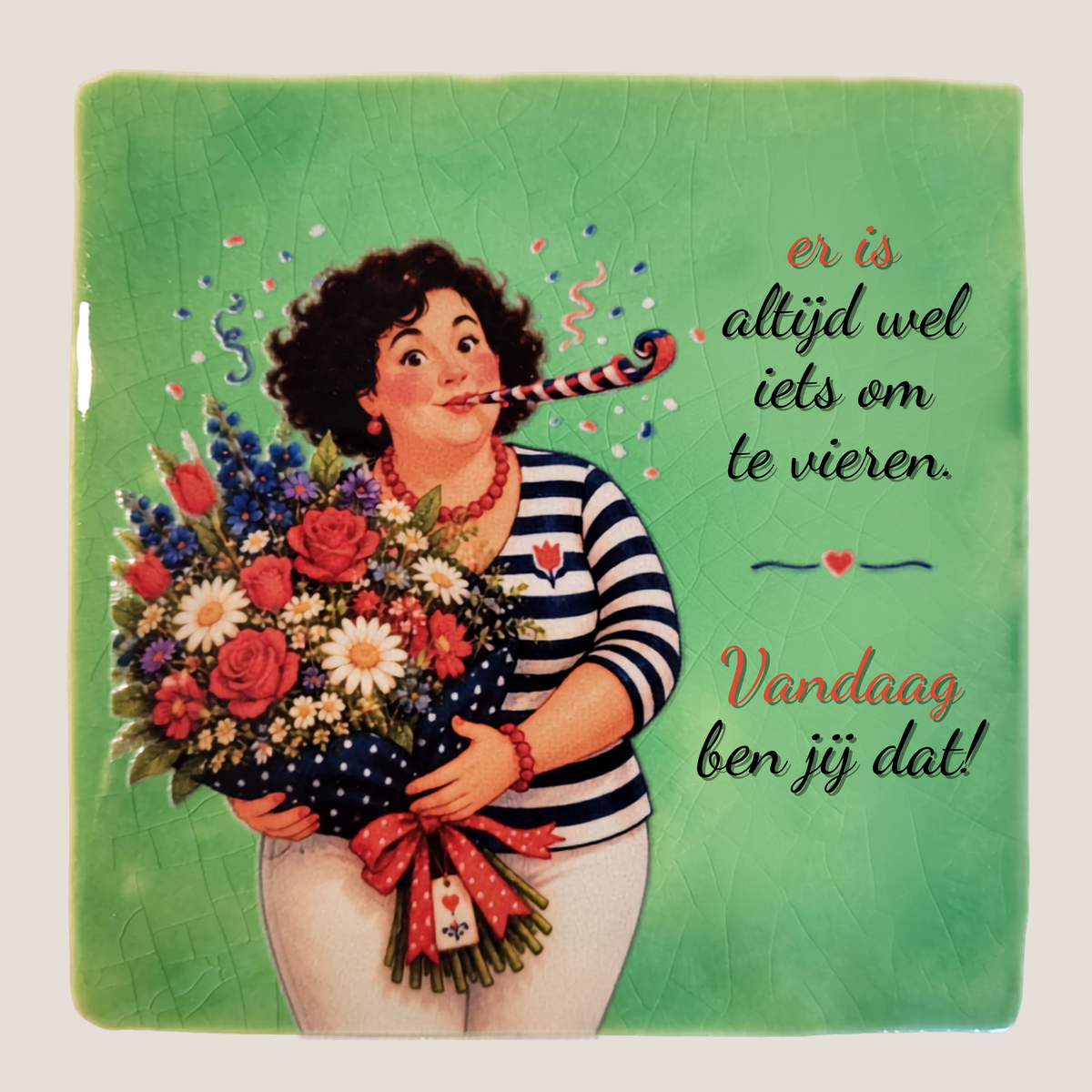 Groen felicitatietegeltje met Amarins, grote bos bloemen en confetti en de tekst Er is altijd wel iets om te vieren Vandaag ben jij dat