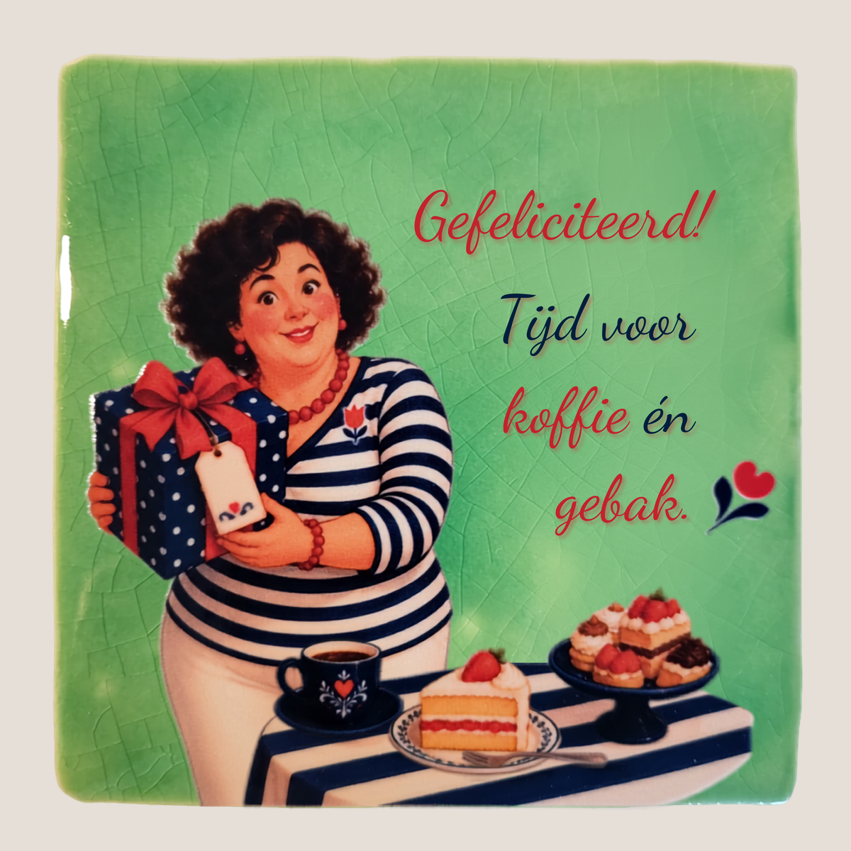 Groen felicitatietegeltje met Amarins, cadeautje, koffie en gebak en de tekst Gefeliciteerd Tijd voor koffie én gebak