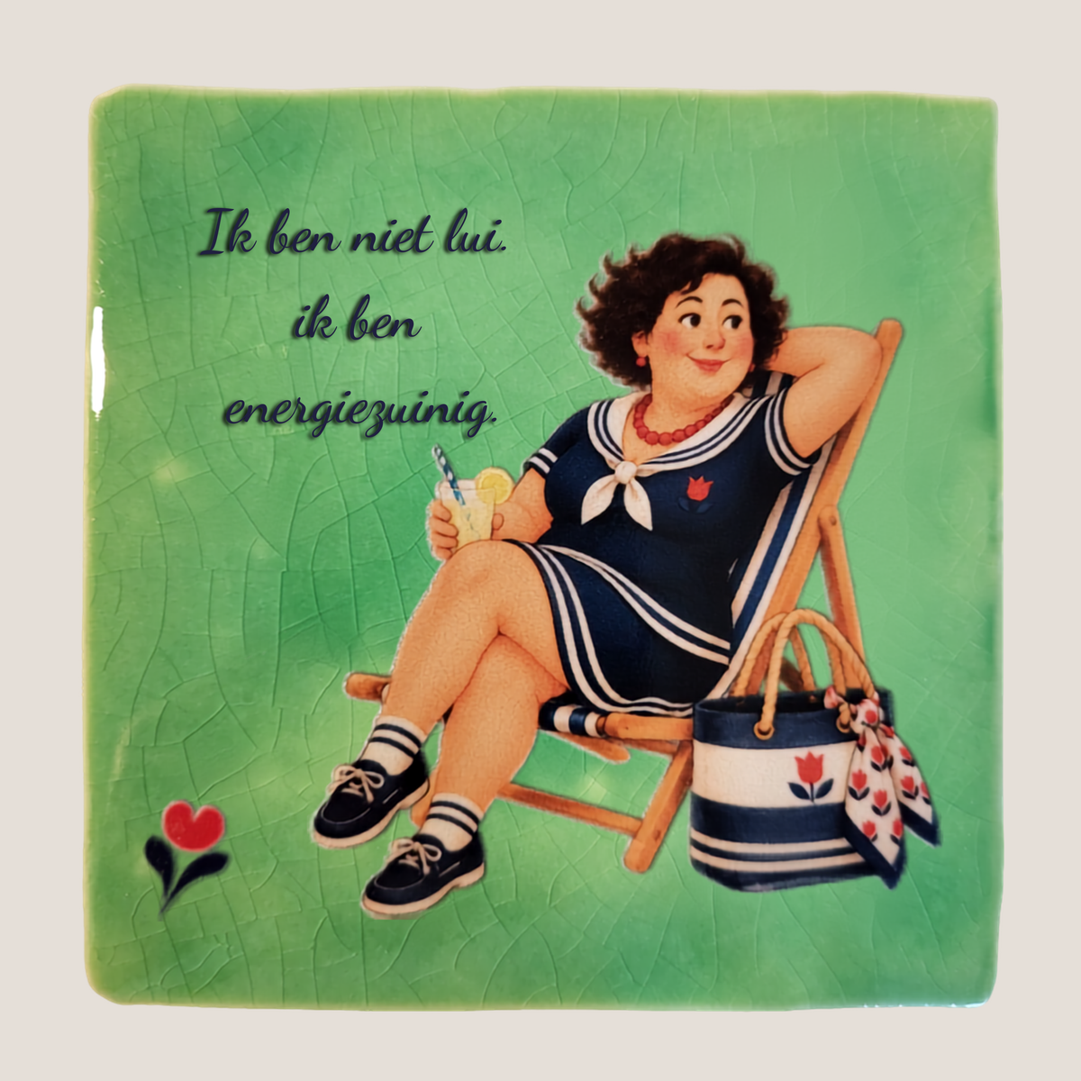 Groen tegeltje met Amarins ontspannen in een stoel en de quote Ik ben niet lui ik ben energiezuinig