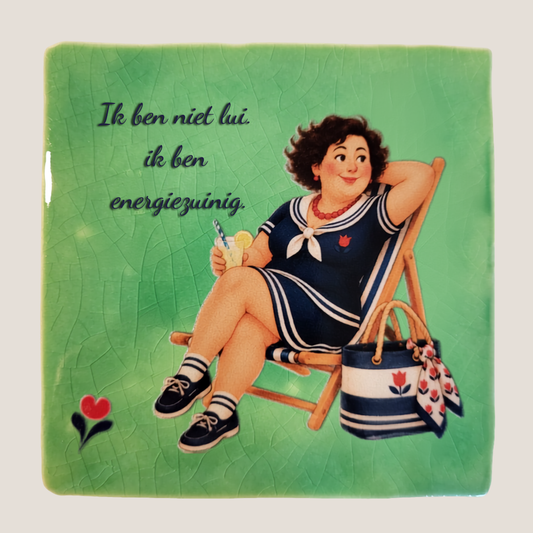 Groen tegeltje met Amarins ontspannen in een stoel en de quote Ik ben niet lui ik ben energiezuinig