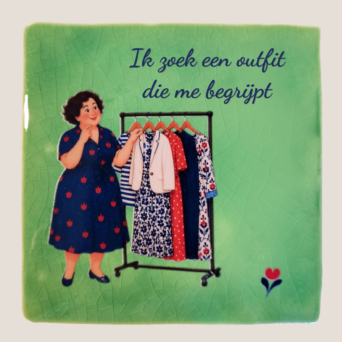 Groen tegeltje met Amarins bij een kledingrek en de tekst Ik zoek een outfit die me begrijpt
