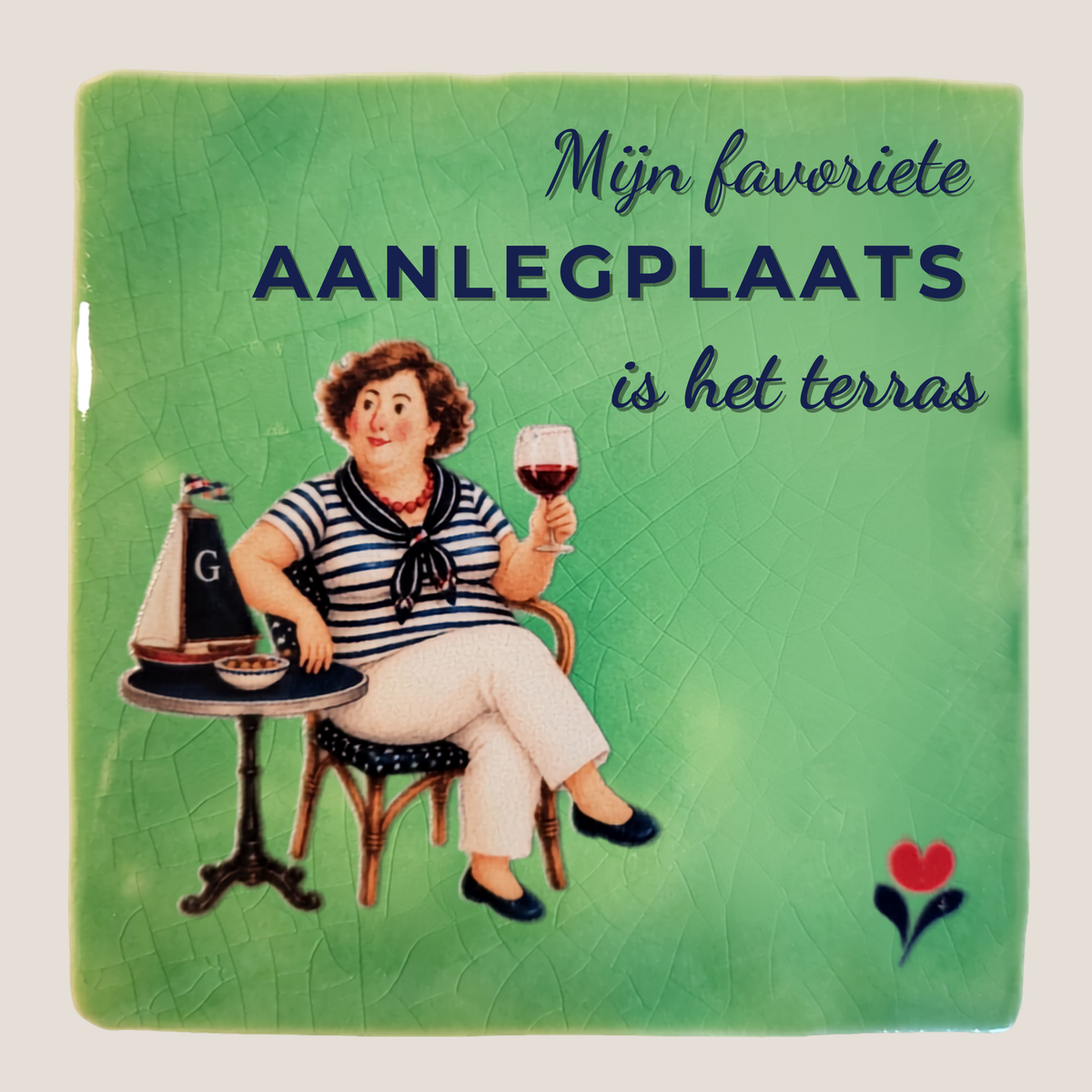 Groen tegeltje met Amarins op een terras met skûtsje en drankje en de tekst Mijn favoriete aanlegplaats is het terras