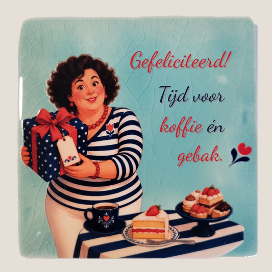 Turquoise felicitatietegeltje met Amarins, cadeautje, koffie en gebak en de tekst Gefeliciteerd Tijd voor koffie én gebak