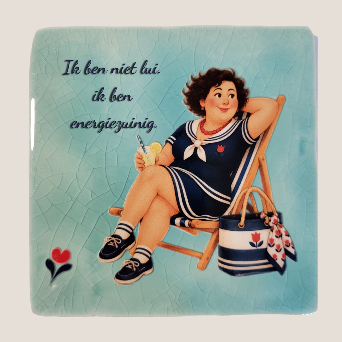 Blauw tegeltje met Amarins ontspannen in een stoel en de quote Ik ben niet lui ik ben energiezuinig