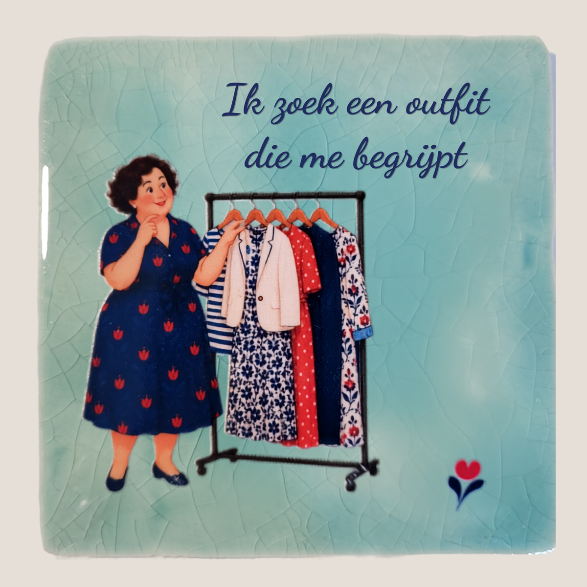 Turquoise tegeltje met Amarins bij een kledingrek en de tekst Ik zoek een outfit die me begrijpt