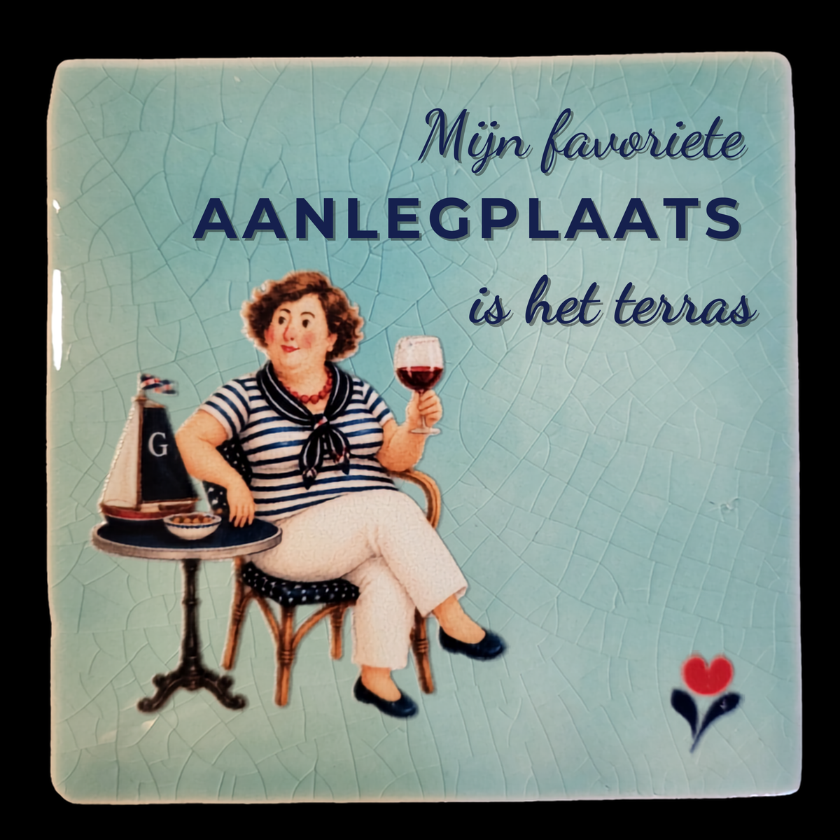 Blauw tegeltje met Amarins op een terras met skûtsje en drankje en de tekst Mijn favoriete aanlegplaats is het terras