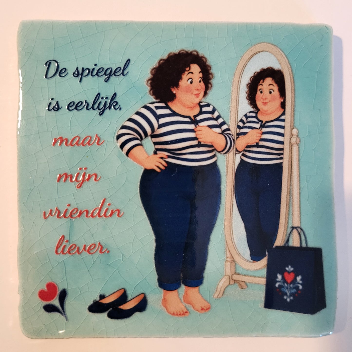 Keramisch tegeltje met UV-DTF reliëfsticker van Tryntsje uit De Dametjes van Fryslân met de quote 'De spiegel is eerlijk, maar mijn vriendin liever'.