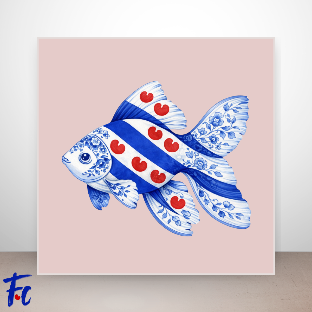 Friese goudvis illustratie in Delftsblauw stijl met rode Friese pompeblêden op blauwe achtergrond.