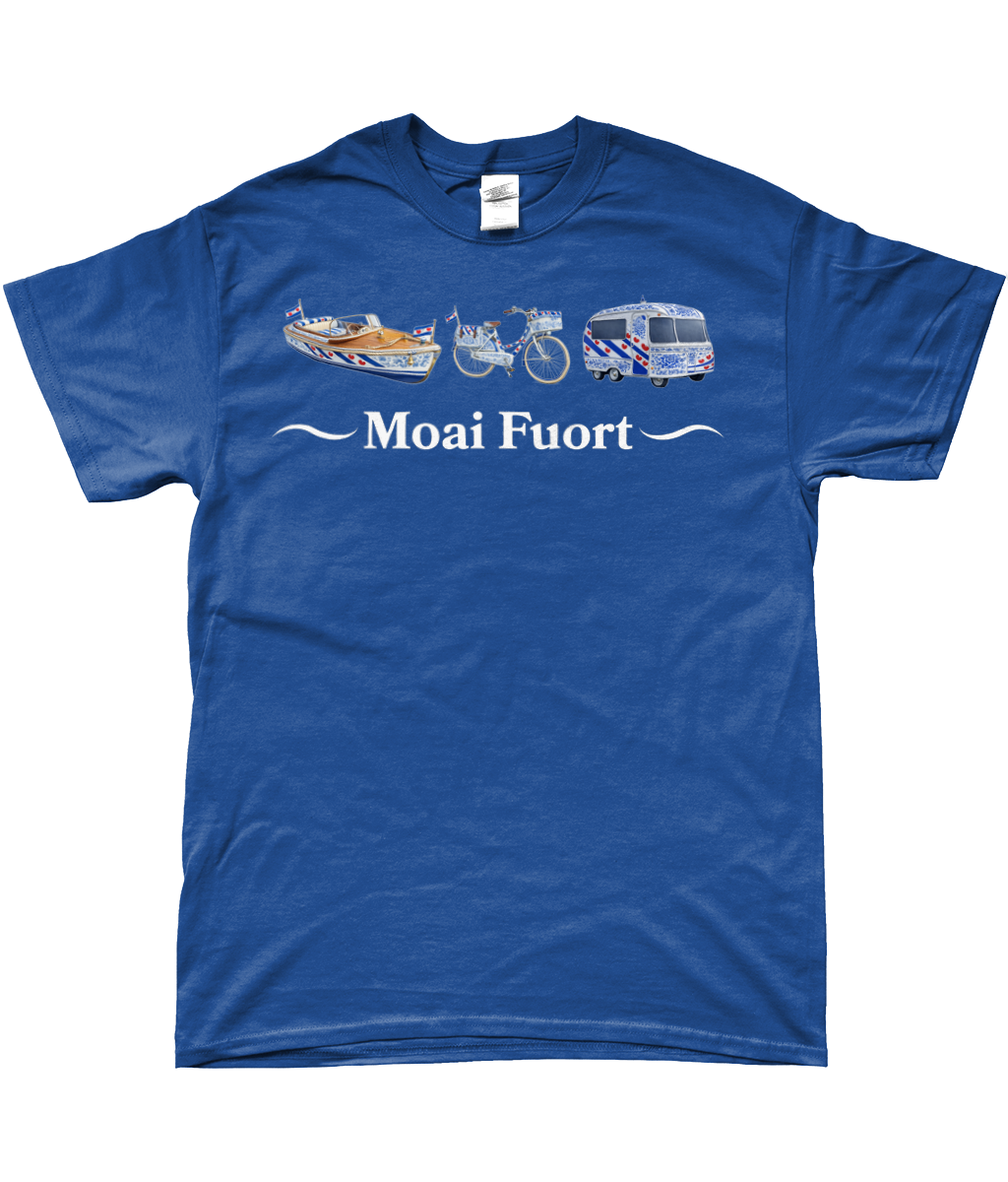 T-shirt met Friese illustraties van boot, fiets en caravan en de tekst Moai Fuort in wit.