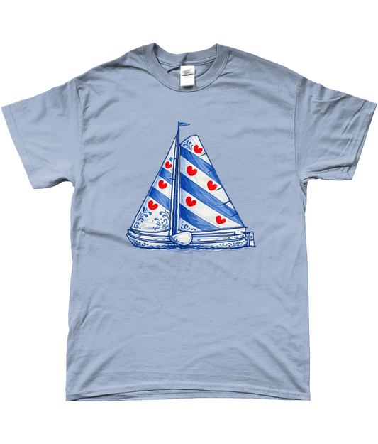 Skûtsje T-shirt Delftsblauw met Friese pompeblêden ontwerp op lichtblauw shirt