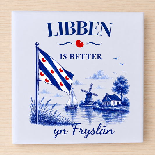 Fries keramisch tegeltje Libben is better yn Fryslân met Friese vlag, pompeblêden, zeilboot en molen