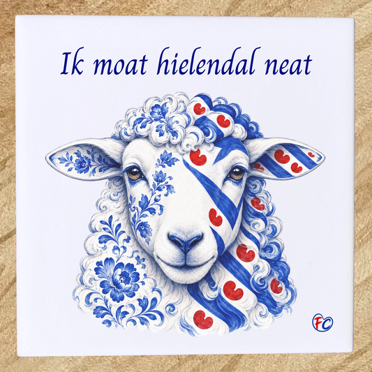 Fries tegeltje met Delftsblauw schaap, rode pompeblêden en de tekst Ik moat hielendal neat.