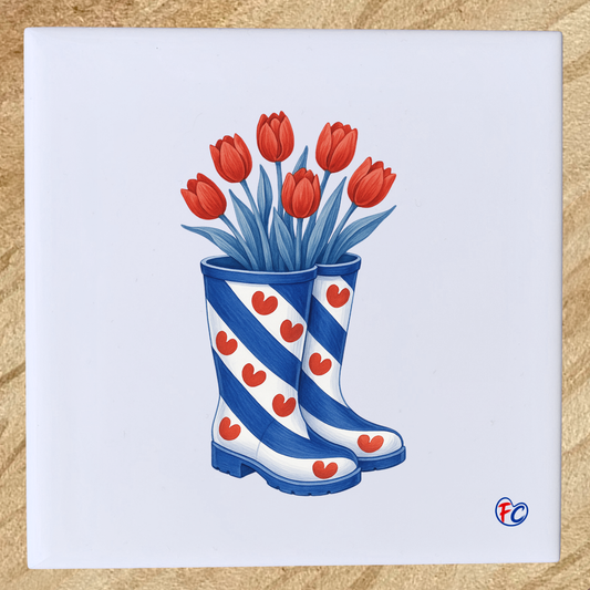 Fries keramieken tegeltje met blauwe regenlaarzen, rode tulpen en pompeblêden.