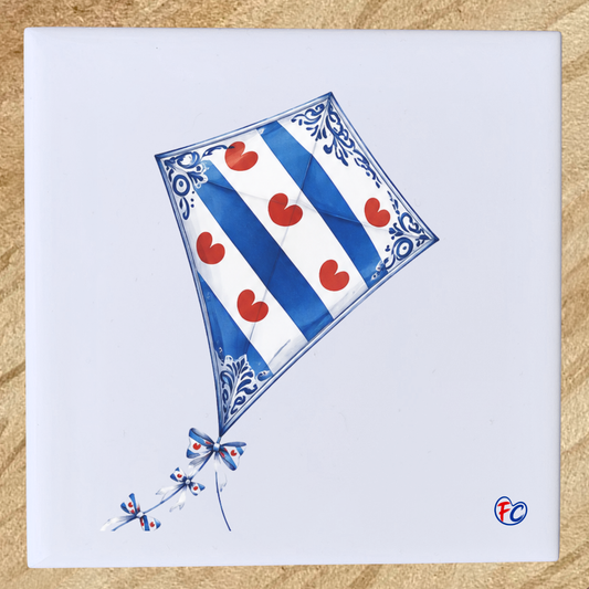 Fries keramieken tegeltje met vlieger, rode pompeblêden en Delftsblauwe versiering.