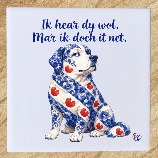 Grappig Fries tegeltje met eigenwijze hond en de tekst ‘Ik hear dy wol. Mar ik doch it net.’ Een origineel cadeau voor hondenliefhebbers.